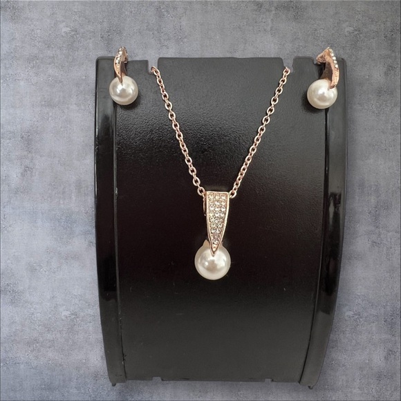 Rose gold plated with large round faux pearl earrings & pendant - Picture 4 of 6